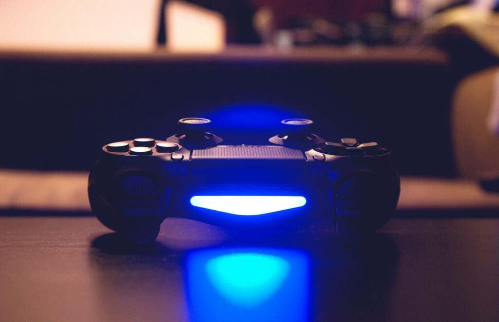 Um comando da PS4. Foto de Radek Skrzypczak na Unsplash.